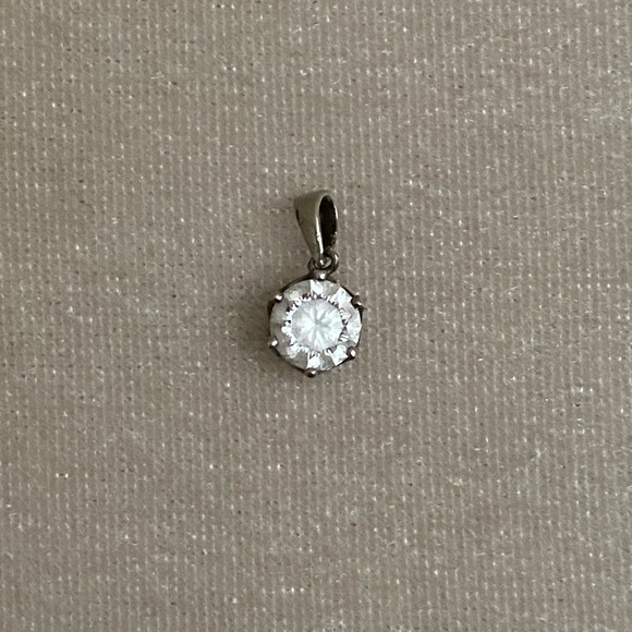 1.3ct Moissanite Diamond with GIA Certificate Round cut pendent - Picture 3 of 7